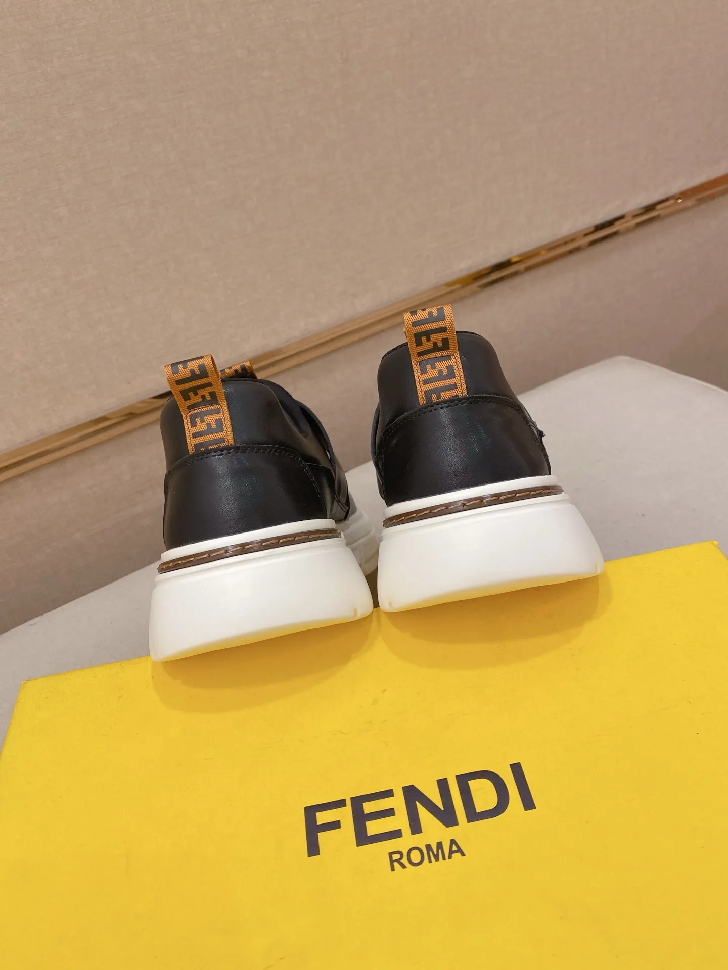 Men's shoes 💰 400💰 (fendi) New style 👊🏻 upper 🇮🇹 imported cowhide fabric 🇩🇪 lining imported sheepskin lining. The original outsole is molded to highlight the identity of every man, and the upper foot is elegant and stable🚶🏻🚶🏻The high-end custom counters reproduce the original version📯No matter the wind or rain, the shoe last remains unchanged and can withstand the verification of time🔍️,🔵 Size: 38-44